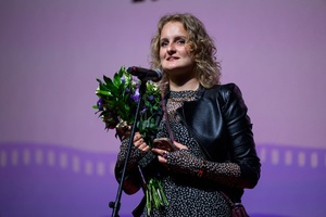 40. TNF: Gala Wręczenia Nagród - Na scenie Marzenia współproducentka filmu "Franz Kafka", Alicja Jagodzińska, odbierająca statuetkę Kamerzysty i kwiaty w imieniu Agnieszki Holland