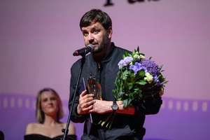 40. TNF: Gala Wręczenia Nagród - Na scenie Marzenia reżyser filmu "Ministranci" nagrodzony statuetką Publika dziękujący widzom za nagrodę