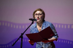 40. TNF: Gala Wręczenia Nagród - Na scenie Marzenia Ewa Łepecka odczytująca werdykt drugie wyróżnienia 40. TNF