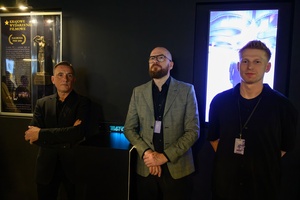 40. TNF: Gala Wręczenia Nagród - W hallu Marzenia męska część zespołu organizacyjnego 40. TNF (od lewej): Artur Janus, Mateusz Druzic, Adrian Kuchyt