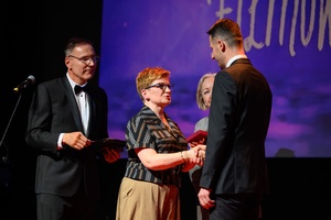 40. TNF: Gala Wręczenia Nagród - Na scenie Marzenia posłanka na Sejm RP Urszula Augustyn i Dyrektor TCK Tomasz Kapturkiewicz wręczają Sebastianowi Szafarzowi odznaczenie "Zasłużony dla Kultury Polskiej". W tle odznaczona chwilę wcześniej Maria Wardyń