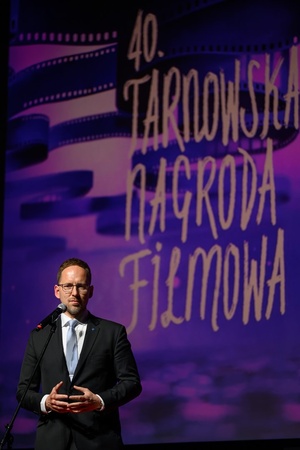 40. TNF: Gala Wręczenia Nagród - Na scenie Marzenia Prezydent Tarnowa Jakub Kwaśny zamykający 40. Tarnowską Nagrodę Filmową