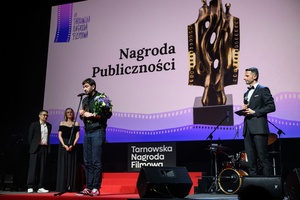 40. TNF: Gala Wręczenia Nagród - Na scenie Marzenia reżyser filmu "Ministranci" nagrodzony statuetką Publika dziękujący widzom za nagrodę