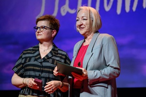 40. TNF: Gala Wręczenia Nagród - Na scenie Marzenia posłanka na Sejm RP Urszula Augustyn i odznaczona Marii Wardyń