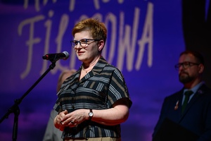 40. TNF: Gala Wręczenia Nagród - Na scenie Marzenia posłanka na Sejm RP Urszula Augustyn gratulująca odznaczonym