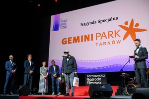 40. TNF: Gala Wręczenia Nagród - Na scenie Marzenia Prezes Gemini Park Tarnów Krzysztof Kryczka, przedstawiciele Jury 40. TNF i nagrodzony za "Dom dobry" Wojciech Smarzowski