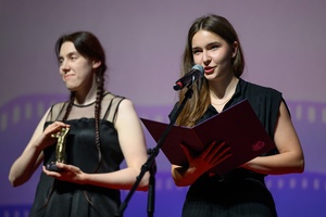 40. TNF: Gala Wręczenia Nagród - Na scenie Marzenia przedstawicielki Jury Młodzieżowego 40. TNF - Ewa Serafińska i Nadia Woźniak - odczytujące swój werdykt