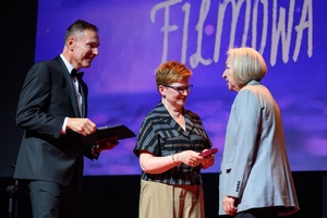 40. TNF: Gala Wręczenia Nagród - Na scenie Marzenia posłanka na Sejm RP Urszula Augustyn i Dyrektor TCK Tomasz Kapturkiewicz wręczają Marii Wardyń odznaczenie "Zasłużony dla Kultury Polskiej"