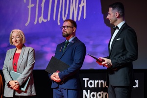 40. TNF: Gala Wręczenia Nagród - Na scenie Marzenia posłanka na Sejm RP Urszula Augustyn, Tomasz Kapturkiewicz i odznaczeni Maria Wardyń, Marcin Dąbek i Sebastian Szafarz