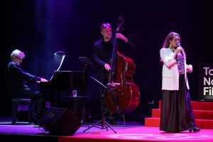 40. TNF: Gala Wręczenia Nagród - Na scenie Marzenia trio Andrzeja Jagodzińskiego z wokalistką Agnieszką Wilczyńską i trębaczem Robertem Majewskim występujący na zakończenie Gali
