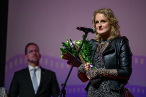 40. TNF: Gala Wręczenia Nagród - Na scenie Marzenia współproducentka filmu "Franz Kafka", Alicja Jagodzińska, wypowiadająca podziękowania za przyznanie Grand Prix 40. TNF w imieniu Agnieszki Holland. W tle wręczający statuetkę Grand Prix Prezydent Tarnowa Jakub Kwaśny