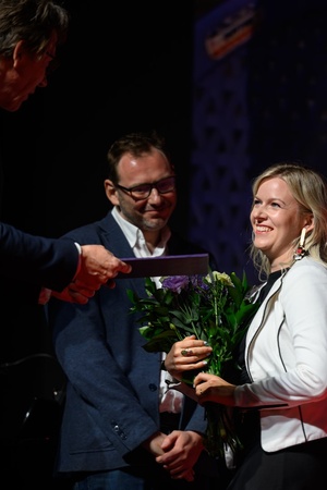 40. TNF: Gala Wręczenia Nagród - Na scenie Marzenia wyróżniona za film "Dziecko z pyłu" reżyserka Weronika Mliczewska i juror Krzysztof Kwiatkowski