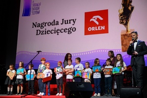 40. TNF: Gala Wręczenia Nagród - Na scenie Marzenia Jury Dziecięce 40. TNF wraz z opiekunkami przed odczytaniem werdyktu