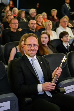 40. TNF: Gala Wręczenia Nagród - W sali kinowej Prezydent Tarnowa Jakub Kwaśny ze statuetką Grand Prix 40. TNF