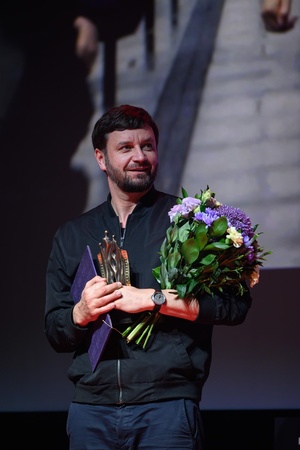 40. TNF: Gala Wręczenia Nagród - Na scenie Marzenia reżyser filmu "Ministranci" ze statuetką Publika i kwiatami