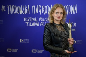40. TNF: Gala Wręczenia Nagród - W hallu Marzenia pozująca na ściance festiwalowej ze statuetką Grand Prix 40. TNF Alicja Jagodzińska