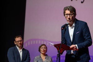 40. TNF: Gala Wręczenia Nagród - Na scenie przedstawiciele Jury 40. TNF (od lewej): Krzysztof Kwiatkowski, Ewa Łepecka i odczytujący werdykt pierwszego wyróżnienia - Daniel Bloom