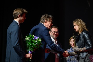 40. TNF: Gala Wręczenia Nagród - Na scenie Marzenia przedstawiciele Jury 40. TNF wręczający Grand Prix 40. TNF i gratulujący Alicji Jagodzińskiej, współproducentki filmu "Franz Kafka" Agnieszki Holland