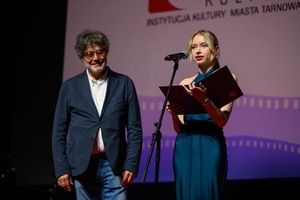 40. TNF: Gala Wręczenia Nagród - Na scenie MArzenia Magdalena Piątek w towarzystwie Grzegorza Łoszewskiego odczytująca uzasadnienie werdyktu Kapituły TNF dotycZącej Nagrody za Debiut