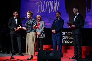 40. TNF: Gala Wręczenia Nagród - Na scenie Marzenia posłanka na Sejm RP Urszula Augustyn, Tomasz Kapturkiewicz i odznaczeni Maria Wardyń, Marcin Dąbek i Sebastian Szafarz