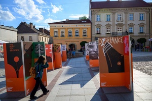 Wystawa: Konfrontacje Plakatu Studenckiego - Publiczność oglądająca wystawę na tarnowskim Rynku.
