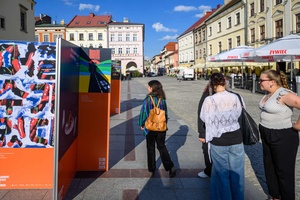 Wystawa: Konfrontacje Plakatu Studenckiego - Publiczność oglądająca wystawę na tarnowskim Rynku.