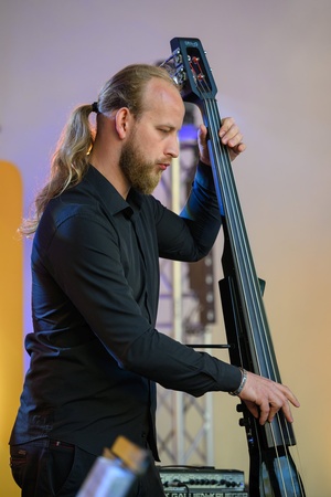 Starówka Jazz Festival - Zygi Jazz Band / Leliwa Jazz Band - Koncert jazzowy w Amfiteatrze w Tarnowie – widok na scenę i zgromadzoną publiczność.