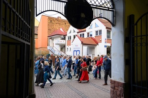 Starówka Jazz Festival - Zygi Jazz Band / Leliwa Jazz Band - Muzycy jazzowi grający na instrumentach podczas radosnego marszu z Rynku do Amfiteatru w Tarnowie w otoczeniu mieszkańców.