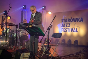 Starówka Jazz Festival - Zygi Jazz Band / Leliwa Jazz Band - Koncert jazzowy w Amfiteatrze w Tarnowie – widok na scenę i zgromadzoną publiczność.