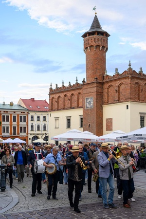 Starówka Jazz Festival - Zygi Jazz Band / Leliwa Jazz Band - Muzycy jazzowi grający na instrumentach podczas radosnego marszu z Rynku do Amfiteatru w Tarnowie w otoczeniu mieszkańców.