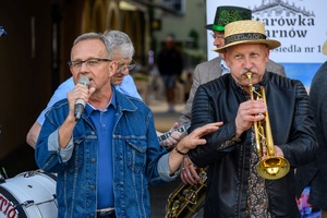 Starówka Jazz Festival - Zygi Jazz Band / Leliwa Jazz Band - Muzycy jazzowi grający na instrumentach podczas radosnego marszu z Rynku do Amfiteatru w Tarnowie w otoczeniu mieszkańców.