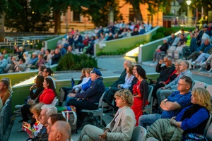 Starówka Jazz Festival - Zygi Jazz Band / Leliwa Jazz Band - Koncert jazzowy w Amfiteatrze w Tarnowie – widok na scenę i zgromadzoną publiczność.