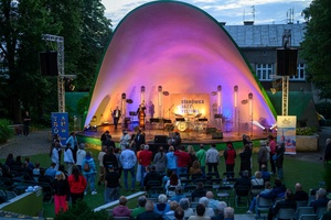 Starówka Jazz Festival - Zygi Jazz Band / Leliwa Jazz Band - Koncert jazzowy w Amfiteatrze w Tarnowie – widok na scenę i zgromadzoną publiczność.