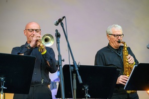 Starówka Jazz Festival - Zygi Jazz Band / Leliwa Jazz Band - Koncert jazzowy w Amfiteatrze w Tarnowie – widok na scenę i zgromadzoną publiczność.