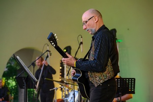 Starówka Jazz Festival - Zygi Jazz Band / Leliwa Jazz Band - Koncert jazzowy w Amfiteatrze w Tarnowie – widok na scenę i zgromadzoną publiczność.