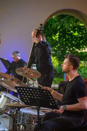 Starówka Jazz Festival - Zygi Jazz Band / Leliwa Jazz Band - Koncert jazzowy w Amfiteatrze w Tarnowie – widok na scenę i zgromadzoną publiczność.