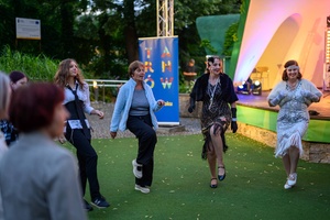 Starówka Jazz Festival - Zygi Jazz Band / Leliwa Jazz Band - Koncert jazzowy w Amfiteatrze w Tarnowie – widok na scenę i zgromadzoną publiczność.