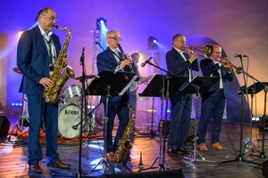 Starówka Jazz Festival - Zygi Jazz Band / Leliwa Jazz Band - Koncert jazzowy w Amfiteatrze w Tarnowie – widok na scenę i zgromadzoną publiczność.