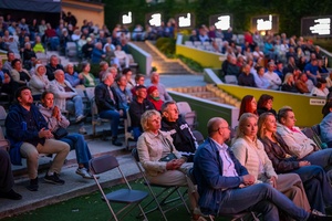 Starówka Jazz Festival - Zygi Jazz Band / Leliwa Jazz Band - Koncert jazzowy w Amfiteatrze w Tarnowie – widok na scenę i zgromadzoną publiczność.