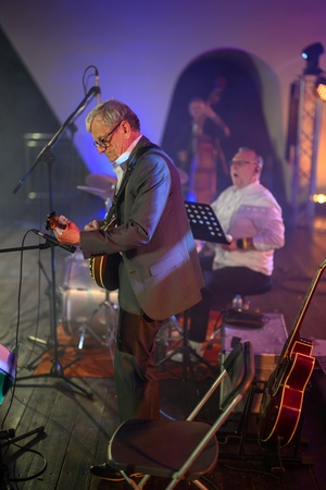 Starówka Jazz Festival - Zygi Jazz Band / Leliwa Jazz Band - Koncert jazzowy w Amfiteatrze w Tarnowie – widok na scenę i zgromadzoną publiczność.