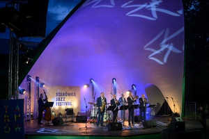 Starówka Jazz Festival - Zygi Jazz Band / Leliwa Jazz Band - Koncert jazzowy w Amfiteatrze w Tarnowie – widok na scenę i zgromadzoną publiczność.