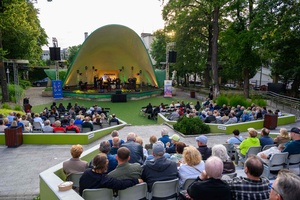 Starówka Jazz Festival - Zygi Jazz Band / Leliwa Jazz Band - Koncert jazzowy w Amfiteatrze w Tarnowie – widok na scenę i zgromadzoną publiczność.