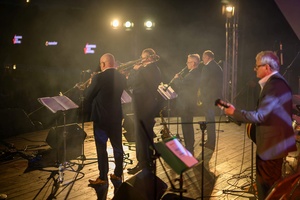 Starówka Jazz Festival - Zygi Jazz Band / Leliwa Jazz Band - Koncert jazzowy w Amfiteatrze w Tarnowie – widok na scenę i zgromadzoną publiczność.
