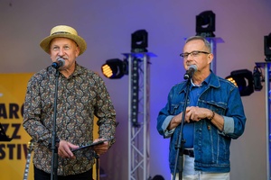 Starówka Jazz Festival - Zygi Jazz Band / Leliwa Jazz Band - Koncert jazzowy w Amfiteatrze w Tarnowie – widok na scenę i zgromadzoną publiczność.