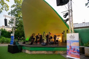 Starówka Jazz Festival - Zygi Jazz Band / Leliwa Jazz Band - Koncert jazzowy w Amfiteatrze w Tarnowie – widok na scenę i zgromadzoną publiczność.