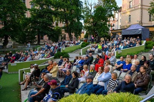 Starówka Jazz Festival - Zygi Jazz Band / Leliwa Jazz Band - Koncert jazzowy w Amfiteatrze w Tarnowie – widok na scenę i zgromadzoną publiczność.