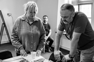 Warsztaty fotograficzne: cyjanotypia - Konsultacje z prowadzącą przed rozpoczęciem kolejnego dnia warsztatów.