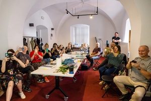 Warsztaty fotograficzne: cyjanotypia - Uczestnicy warsztatów w trakcie słuchania wstępu teoretycznego, fotografują telefonami slajd z przepisem na roztwór do cyjanotypii.