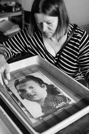 Warsztaty fotograficzne: cyjanotypia - Pierwsze wyłaniające się w płukaniu obrazy.