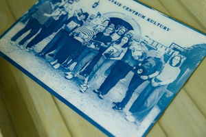 Warsztaty fotograficzne: cyjanotypia - Wykonane w technice cyjanotypii zdjęcie grupowe z pierwszego dnia warsztatów.